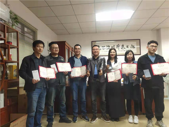 2021年公司的优秀员奖，新员工进步奖。