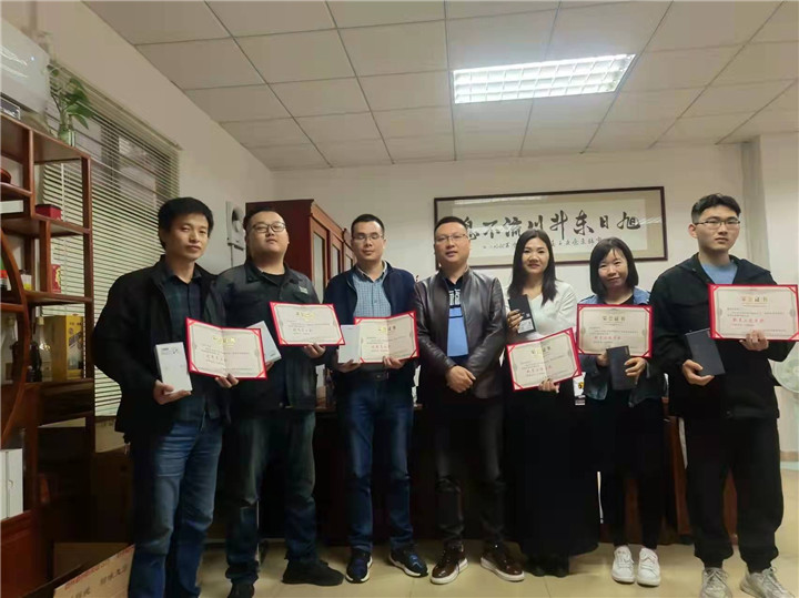 2021年公司的优秀员奖，新员工进步奖。